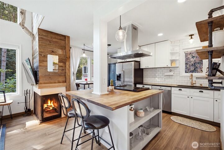 Property Photo:  3423 W Government Way 4  WA 98199 