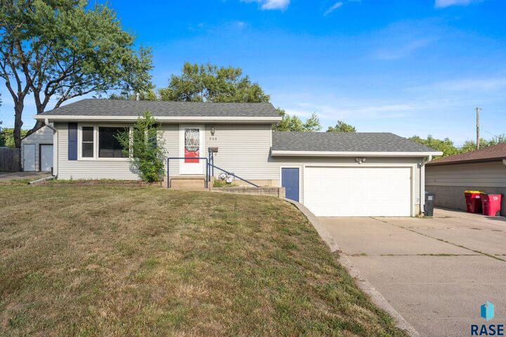 Property Photo: 908 S Conklin Ave SD 57103