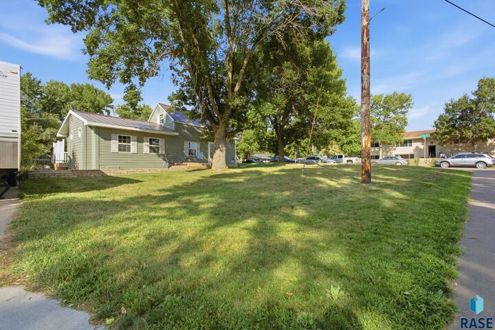 Property Photo: 240 Oak Ave SD 57003
