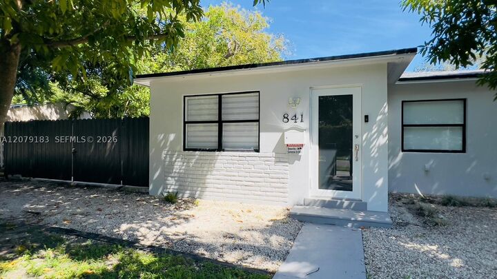Property Photo: 841 S 24th Ave FL 33020