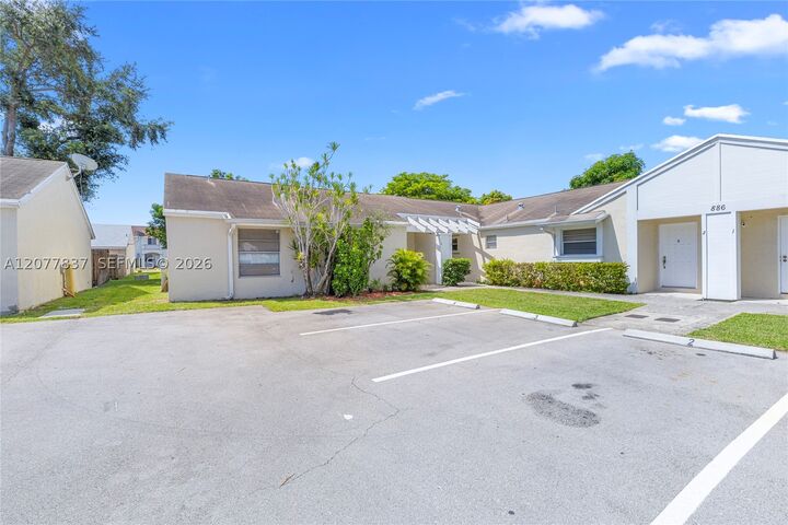 Property Photo:  886 NE 214th Ln 4  FL 33179 