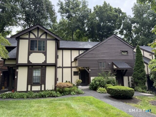 Property Photo:  2 Derby Court 2  CT 06804 