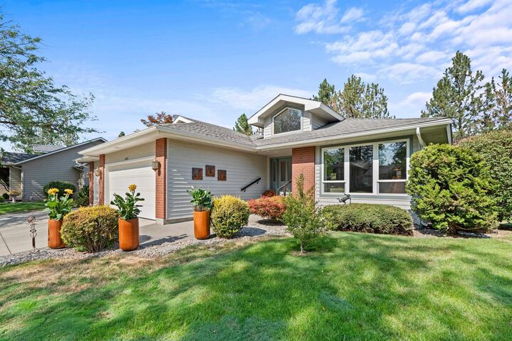 Property Photo: 6424 N Royal Crescent Ln WA 99205