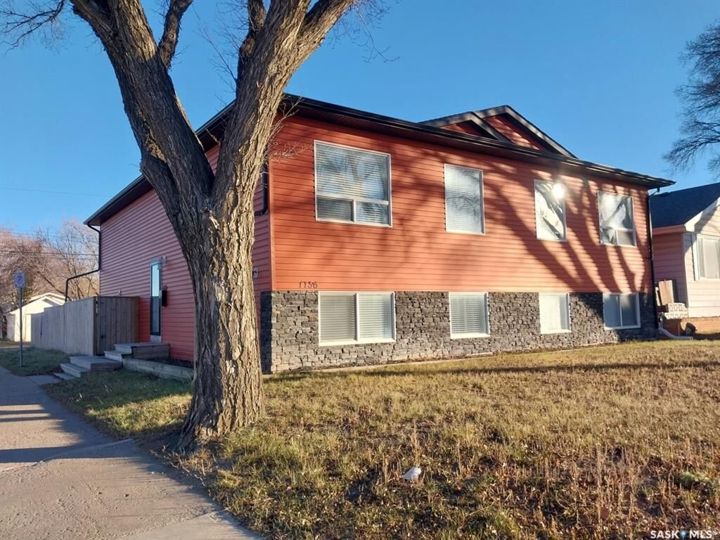 Property Photo:  1736 C Avenue N  SK S7L 1L7 