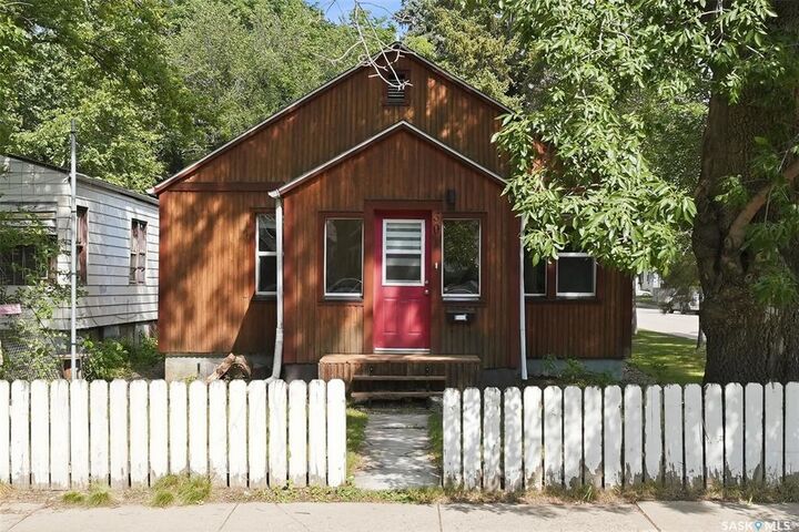 Property Photo:  301 Taylor Street W  SK S7M 0C6 