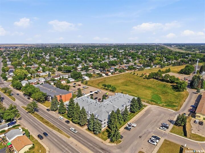 Property Photo: 706 Confederation Drive 211 SK S7L 5R7
