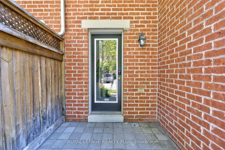 Property Photo: 5750 Tosca Drive 1 ON L5M 0P7
