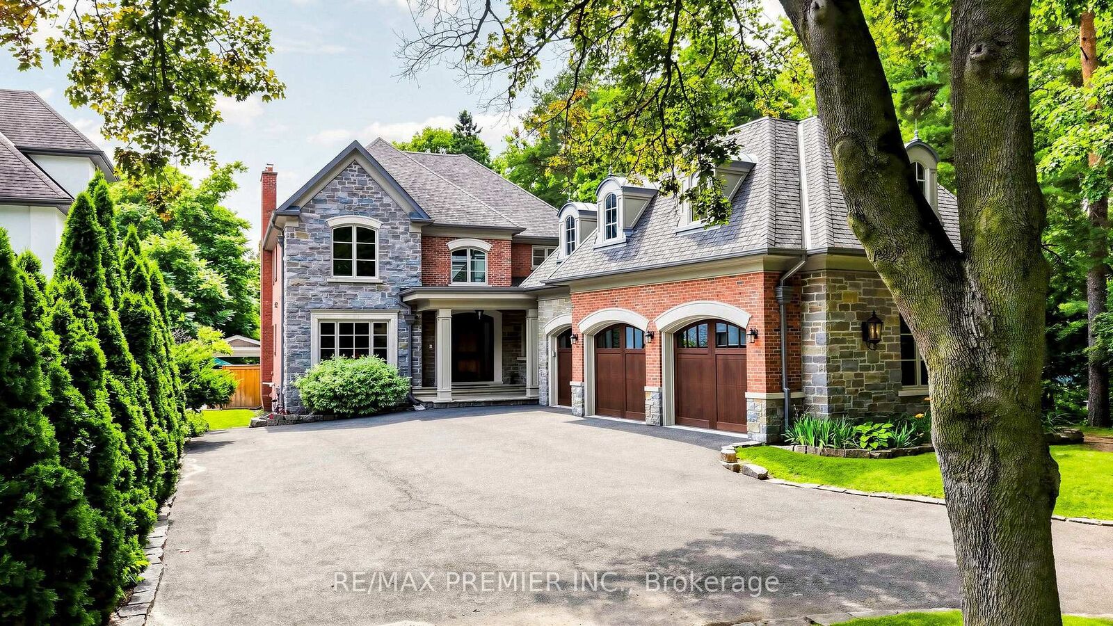 Property Photo: 2064 Dickson Road ON L5B 1Y6