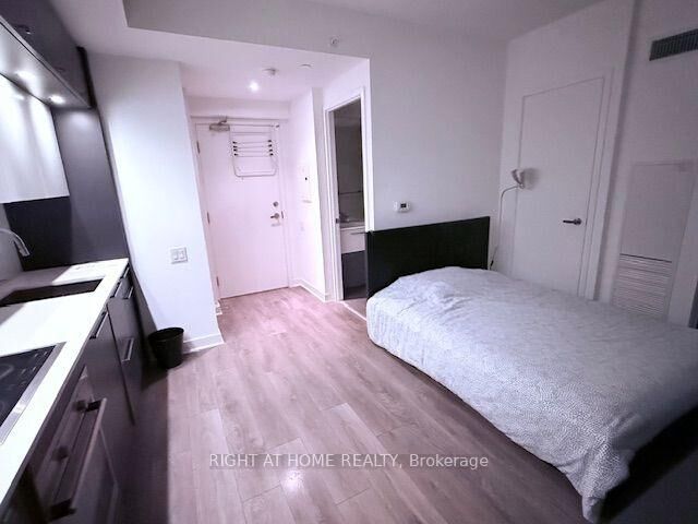Property Photo:  15 Grenville Street 2004  ON M4Y 1A1 