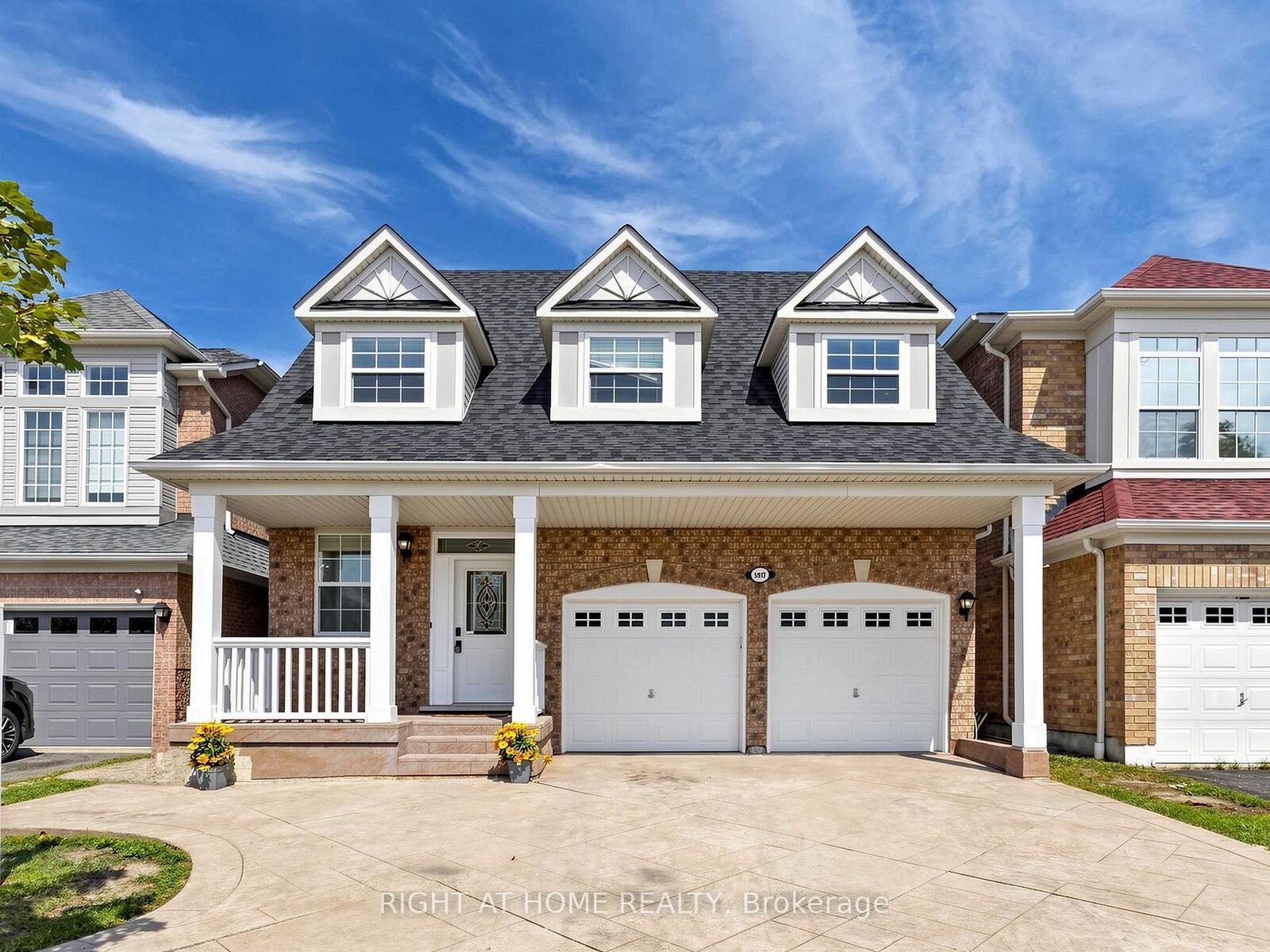 Property Photo: 5817 Whitehorn Avenue ON L5V 2W6