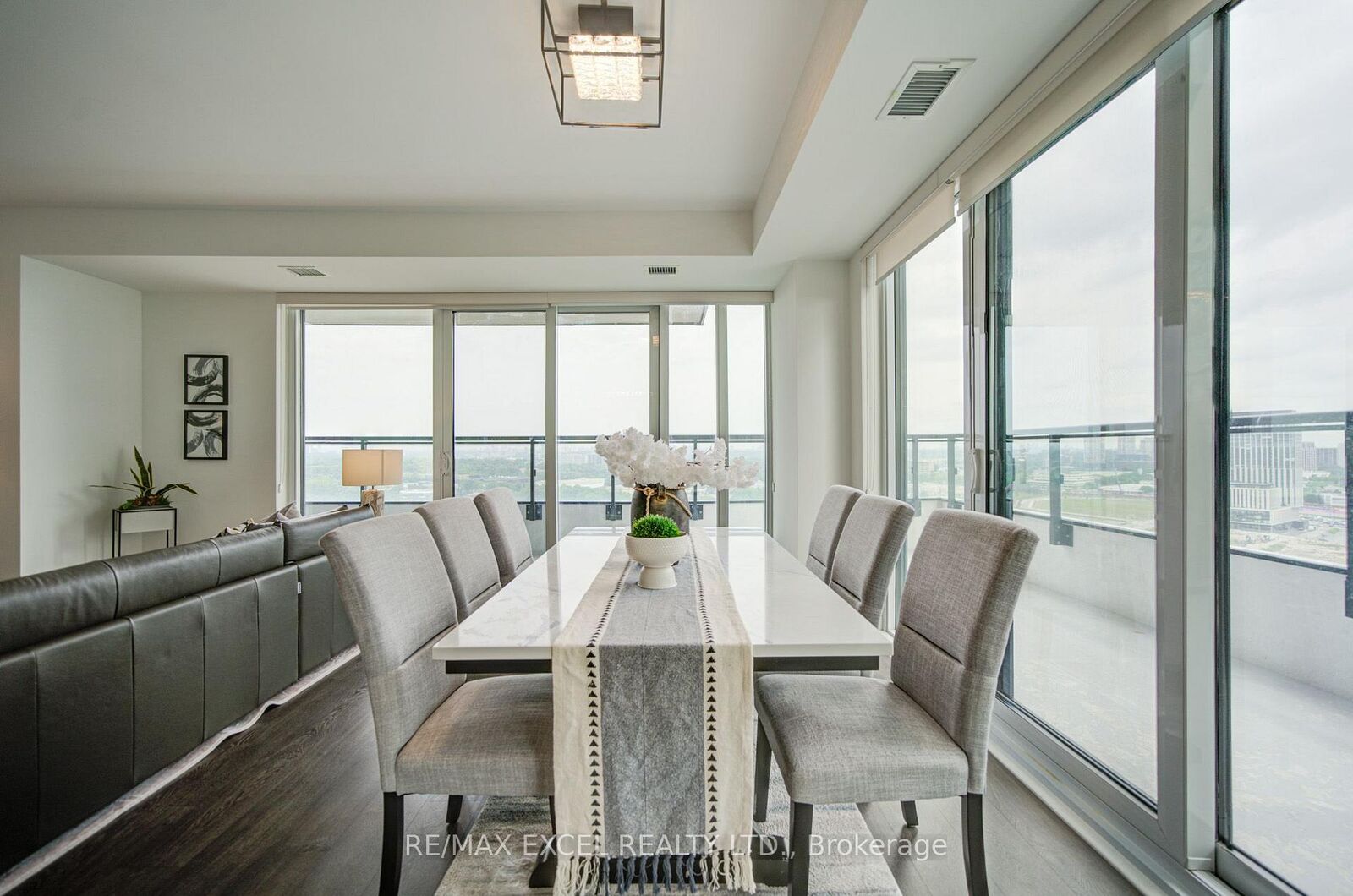 Property Photo:  20 Inn On The Park Drive 2331  ON M3C 0P8 