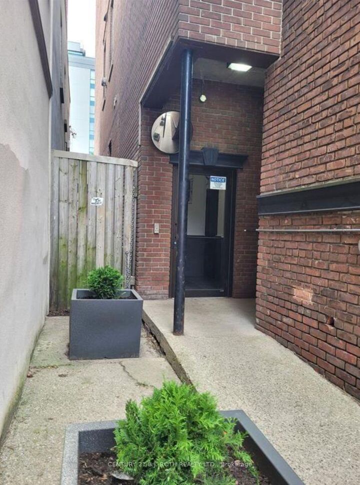 Property Photo:  19 Dunlop Street W 105  ON L4N 1A1 