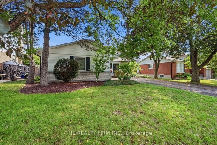 Property Photo: 20 Lynngate Court ON N6K 1S4