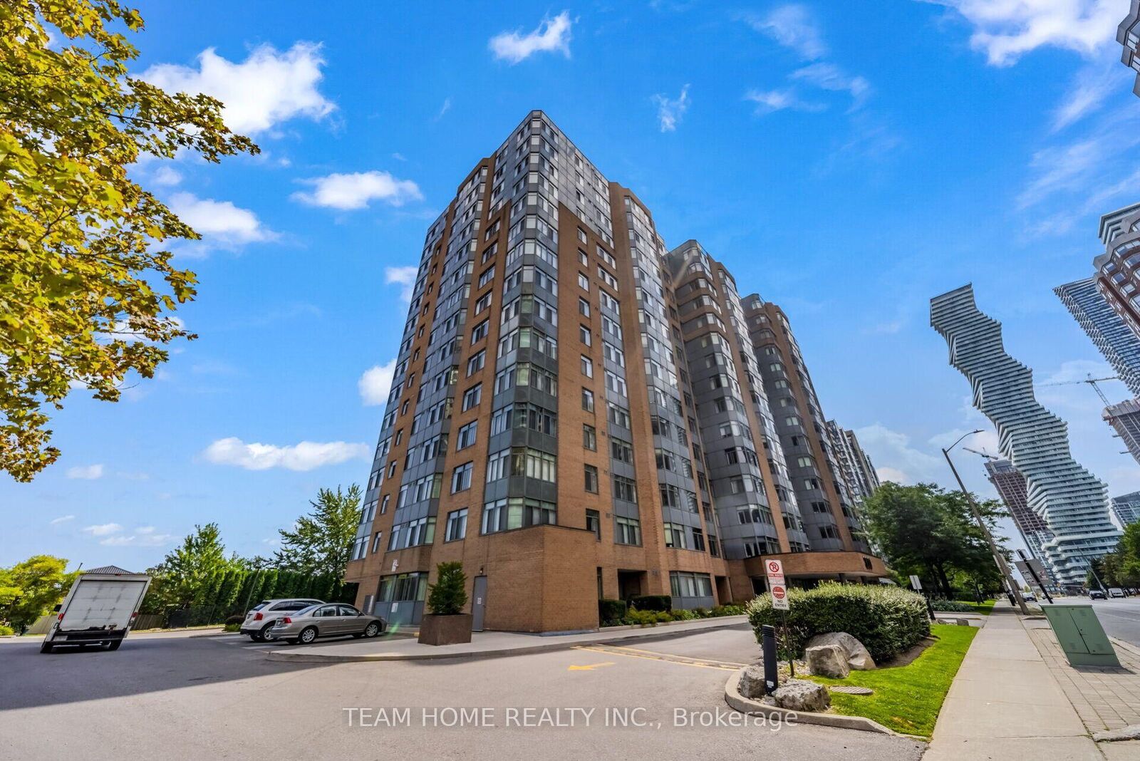 Property Photo: 300 Webb Drive 604 ON L5B 3W3