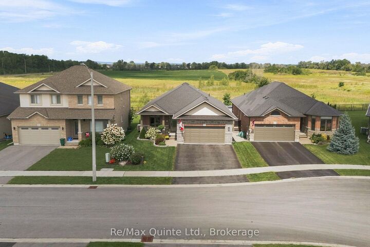 Property Photo: 40 Farmington Crescent ON K8N 0J8