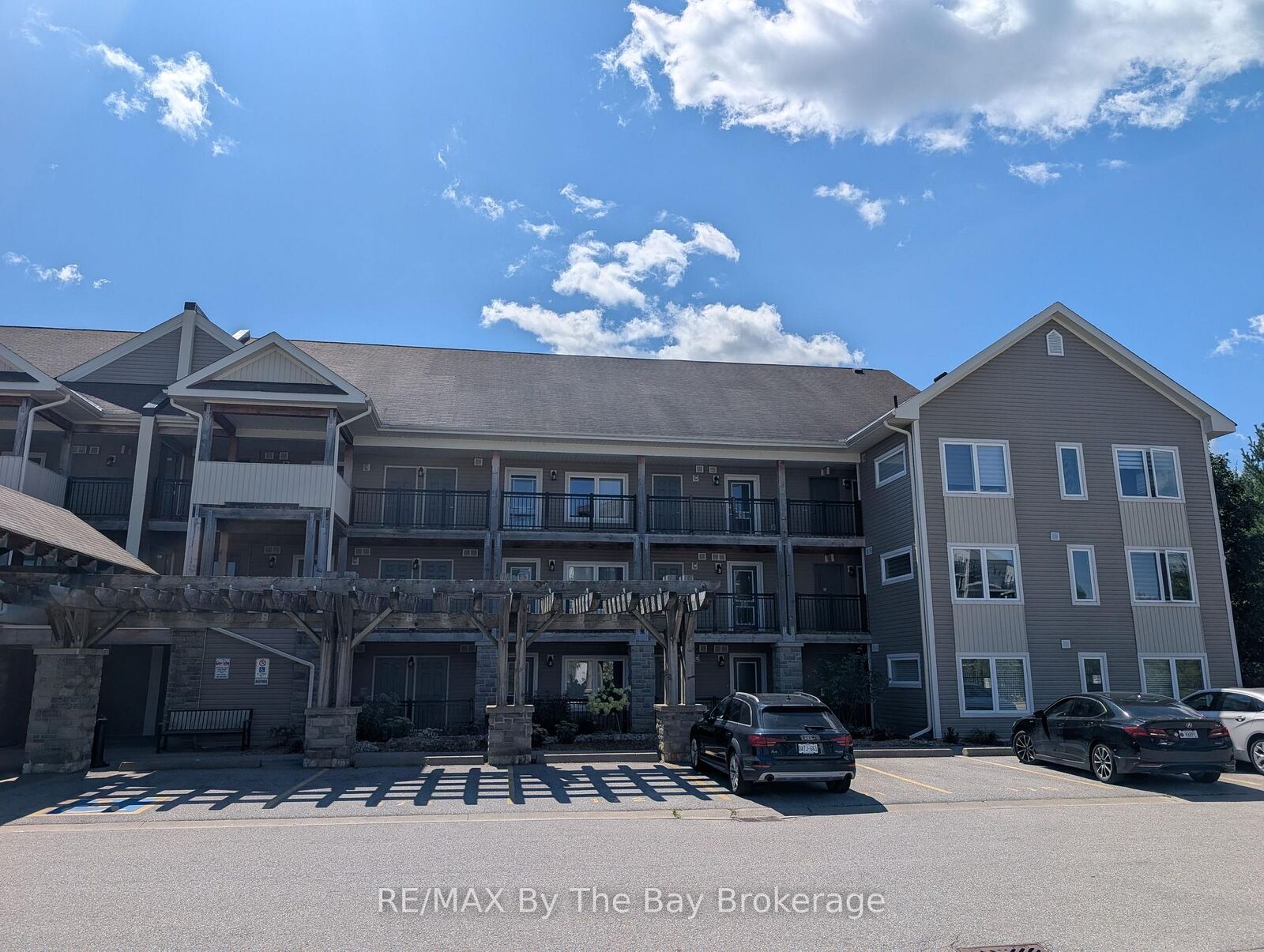 Property Photo:  10 Brandy Lane Drive 107  ON L9Y 0X4 