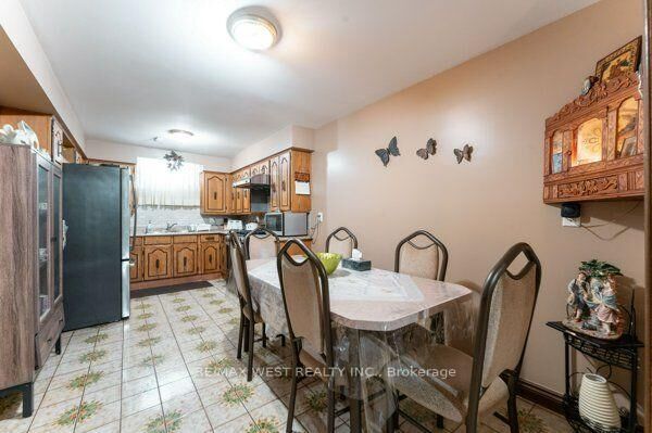 Property Photo: 25A St Andrews Boulevard ON M9R 1V9
