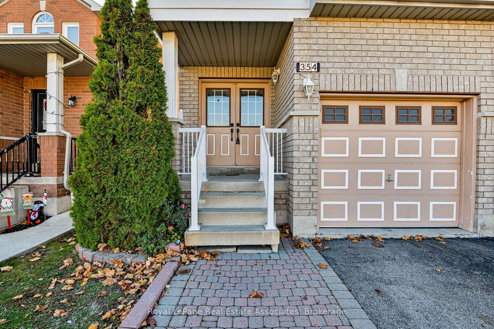 Property Photo:  354 Oaktree Circle  ON L5W 1V6 