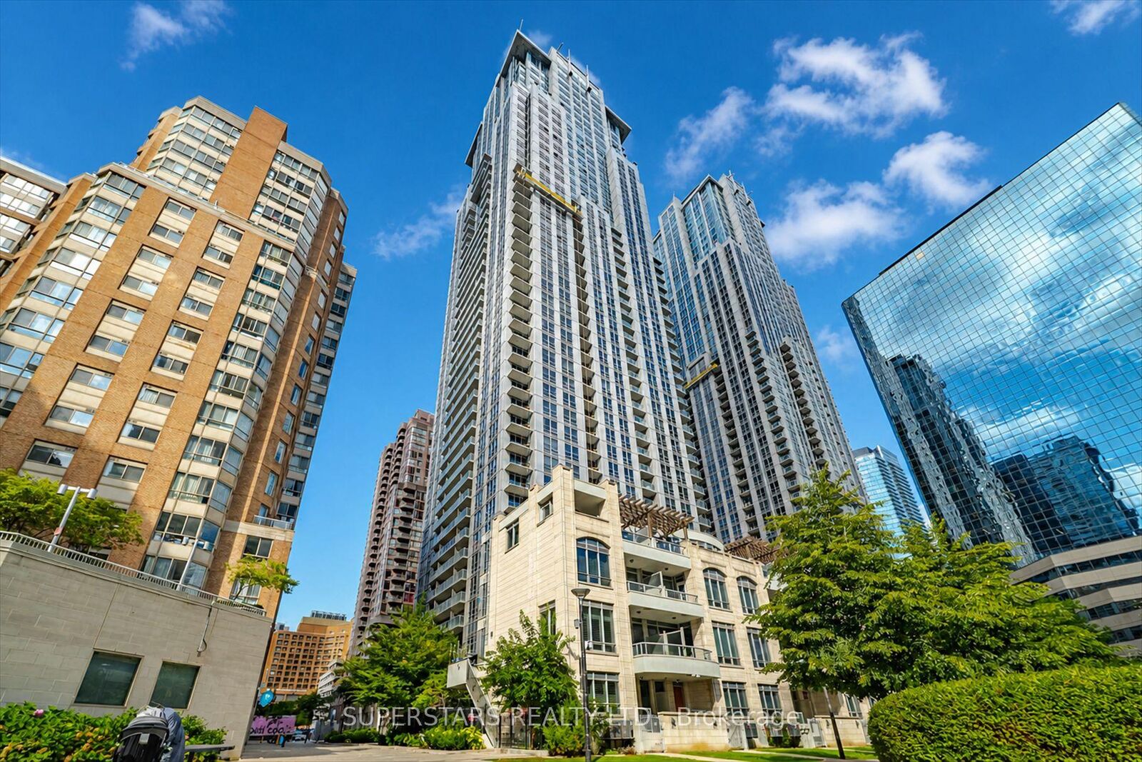 Property Photo:  761 Bay Street 1813  ON M5G 2R2 
