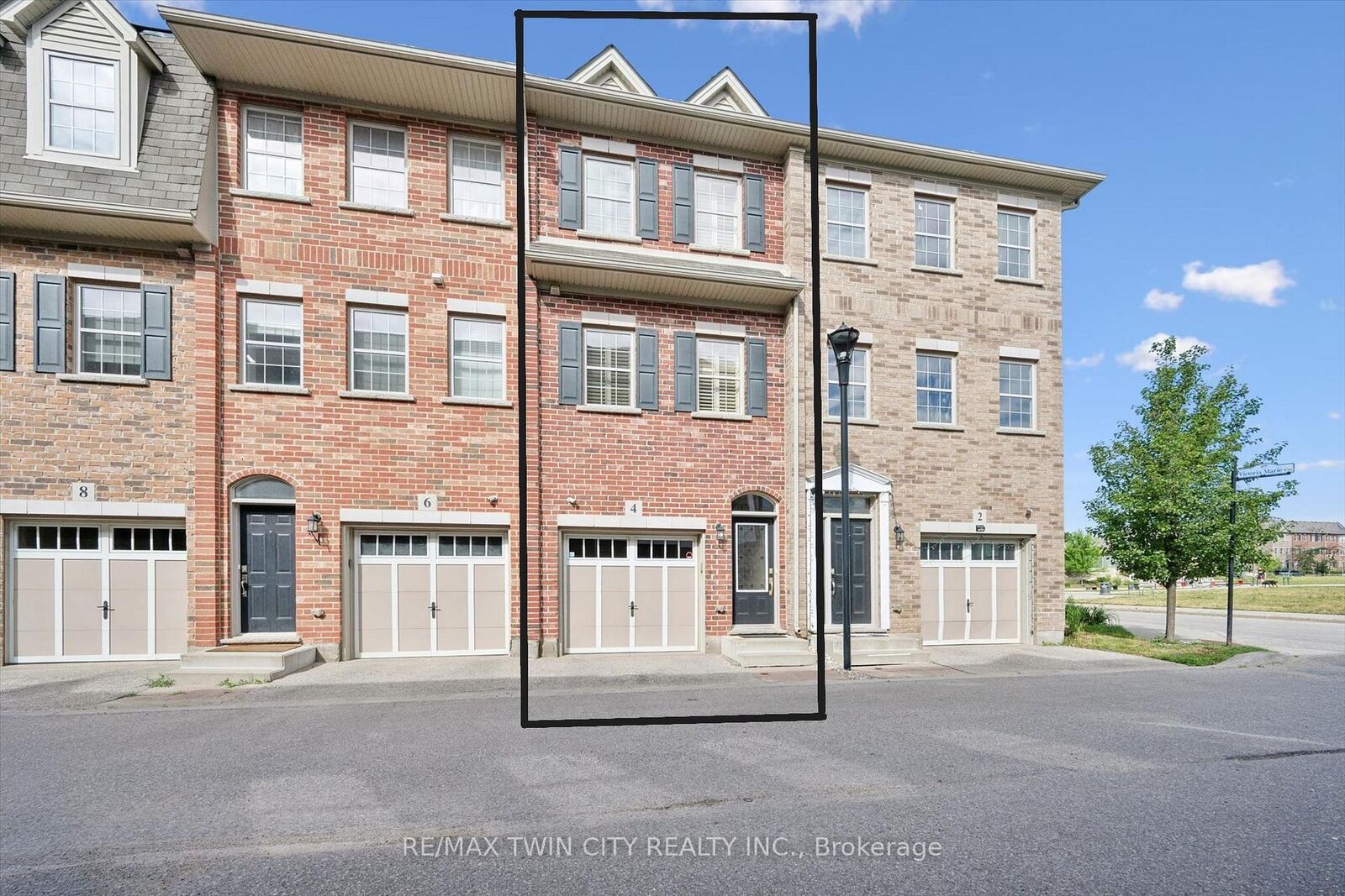 Property Photo: 4 Cheltenham Mews ON N2H 0B2