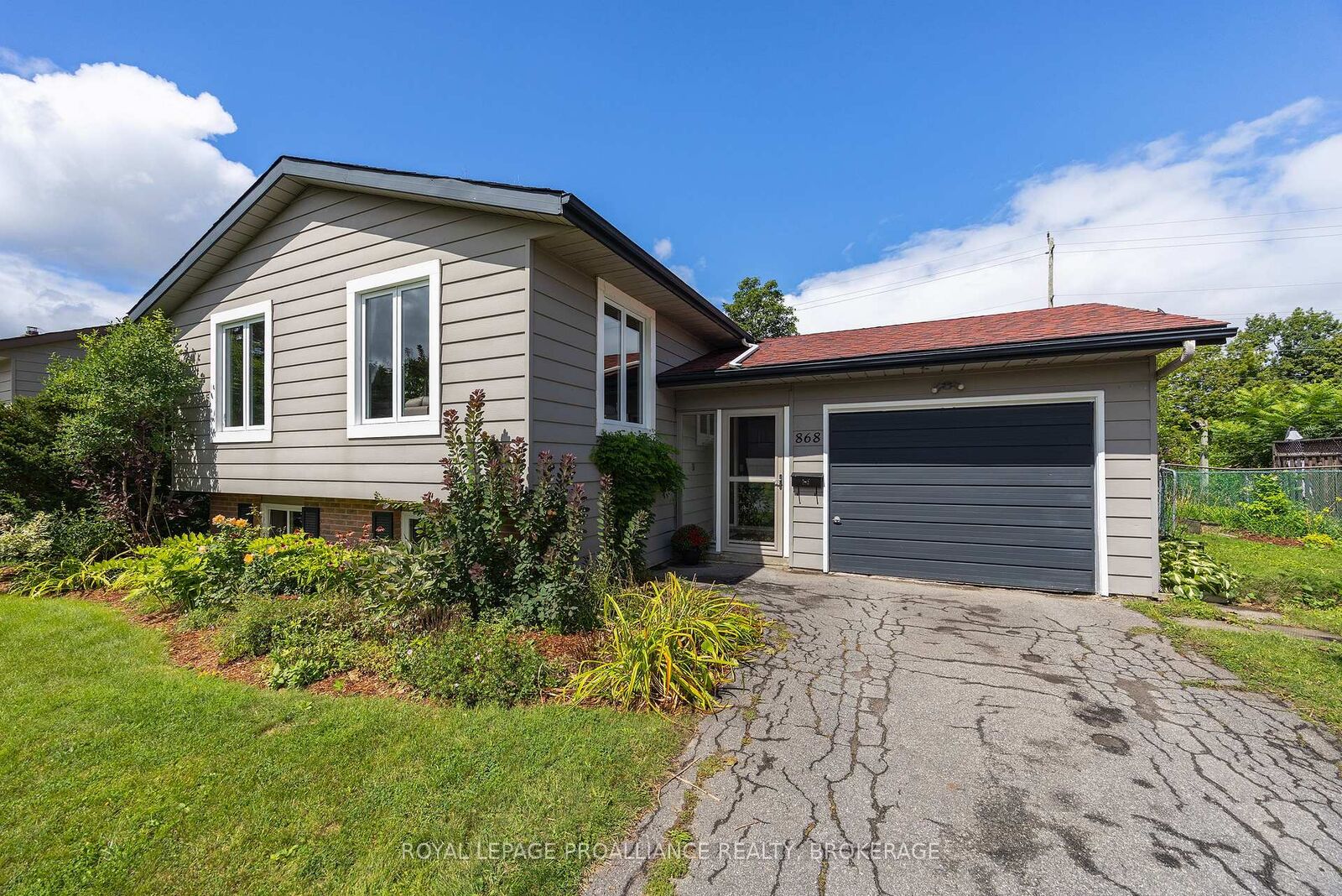 Property Photo:  868 Allum Avenue  ON K7M 7A1 