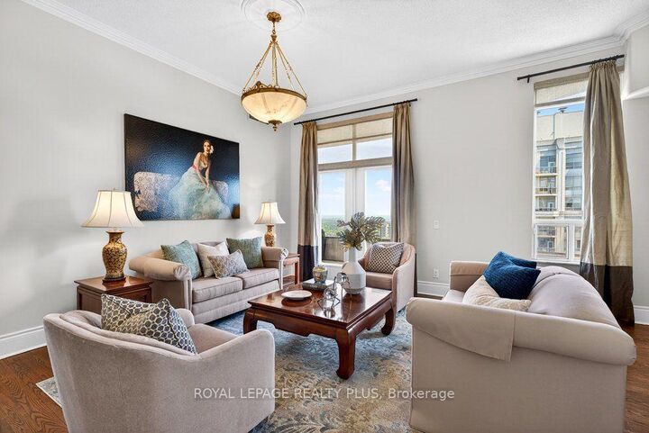 Property Photo:  35 Kingsbridge Garden Circle Tph4  ON L5R 3Z5 