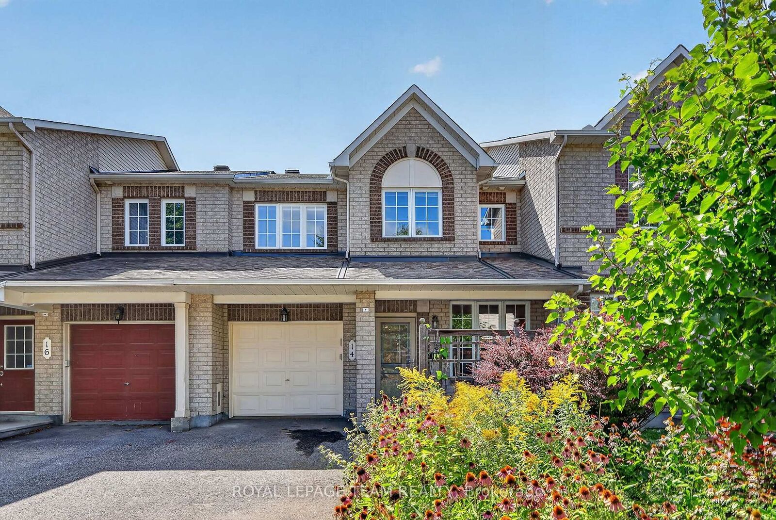Property Photo: 14 Appledale Drive ON K2J 4W4