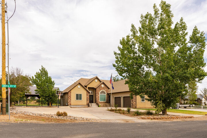 Property Photo: 8040 N Onyx Ct UT 84770