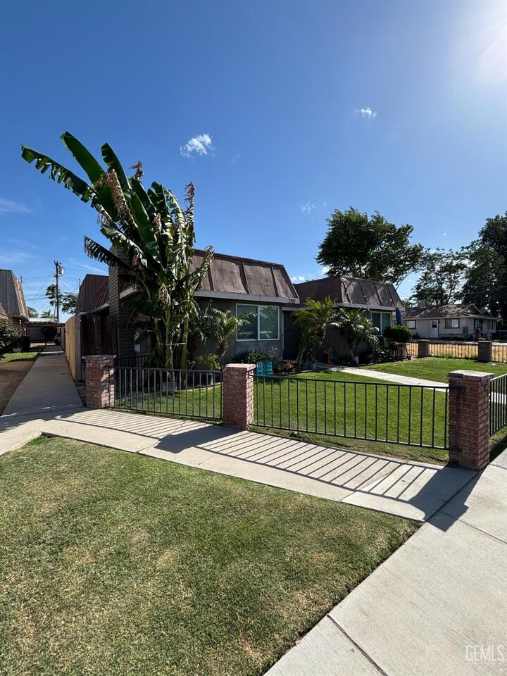 Property Photo: 1721 Buena Vista Street CA 93304