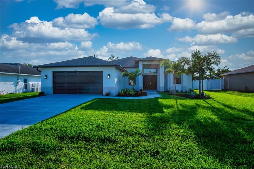 Property Photo:  2906 SE 8th Ave  FL 33904 