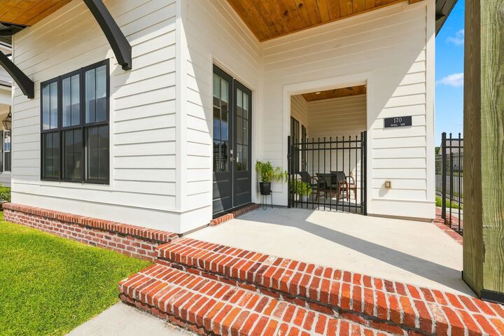 Property Photo: 170 Royal Oak Boulevard LA 70301