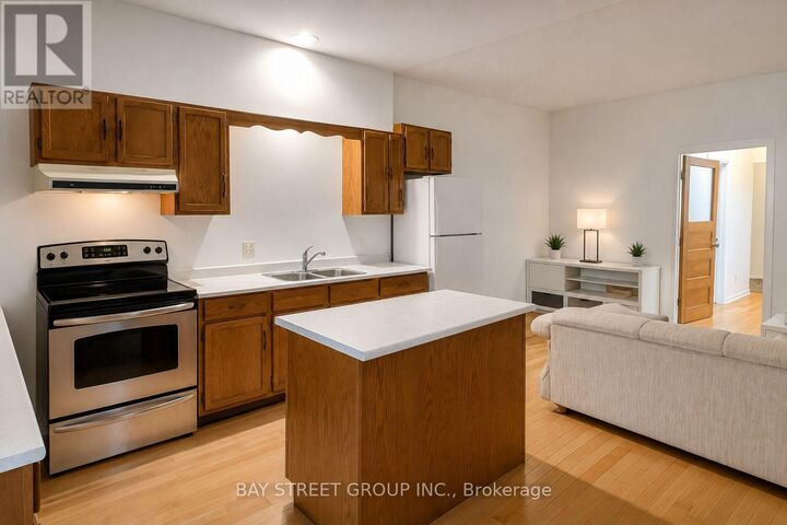 Property Photo:  586 Huron Street  ON M5R 2R7 