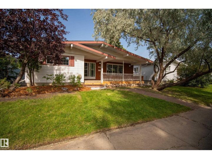 Property Photo: 11728 39 Av NW AB T6J 0M9