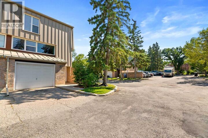 Property Photo:  31 Brae Glen Court Southwest  AB T2W 1B6 