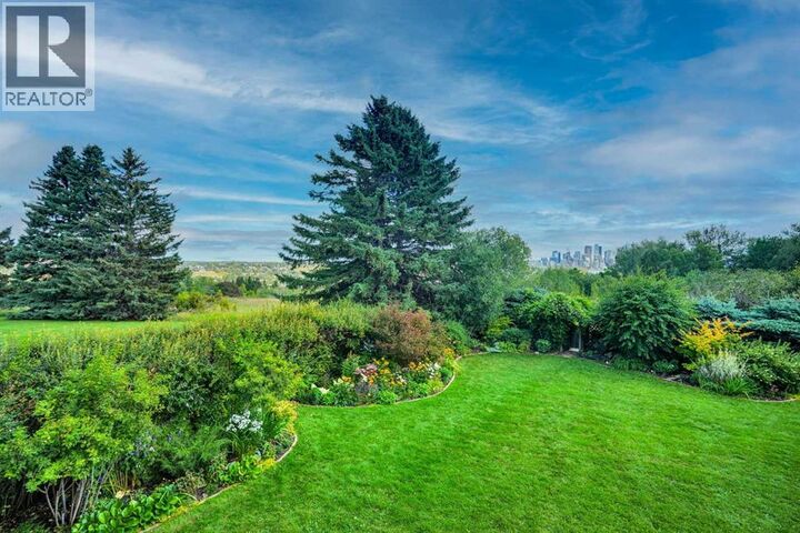 Property Photo:  520 Cedar Crescent Southwest  AB T3C 2Y8 