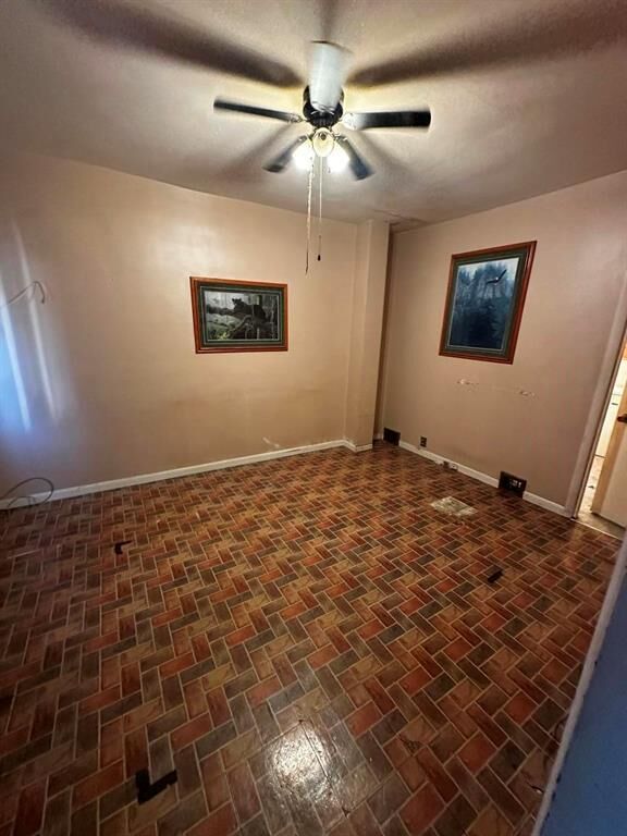 Property Photo:  257 Talbot Avenue  MB R2L 0P7 