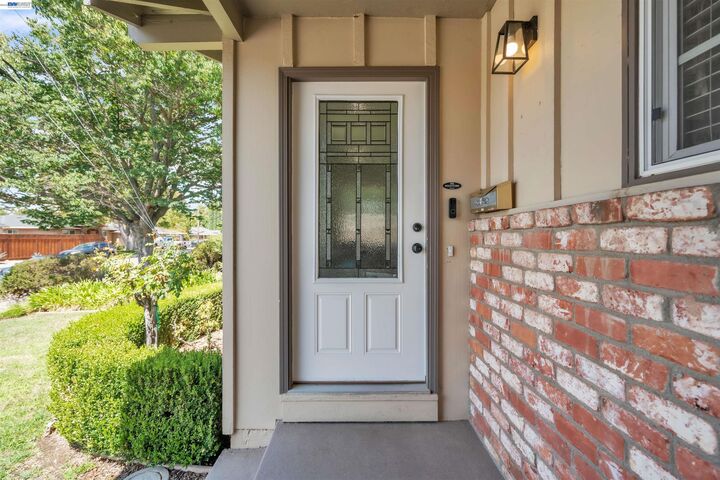 Property Photo: 1400 Wagoner Dr CA 94550