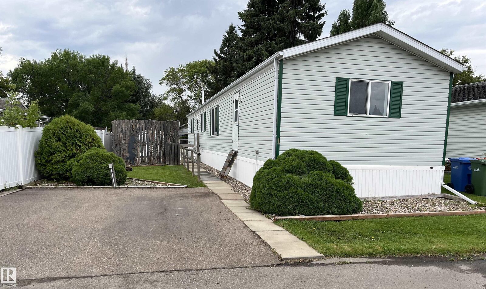 Property Photo:  1 Willow Park Estates  AB T9E 5P7 