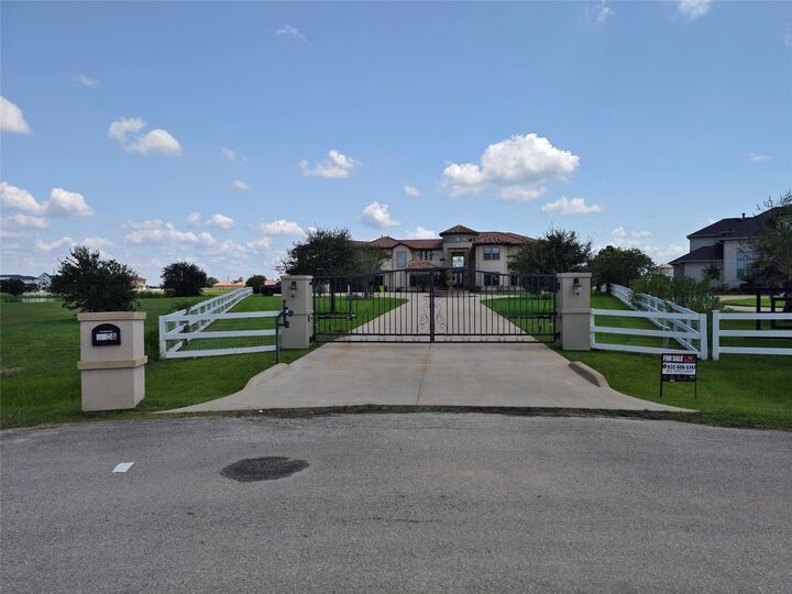 Property Photo:  5938 Carolina Cove Drive  TX 77469 