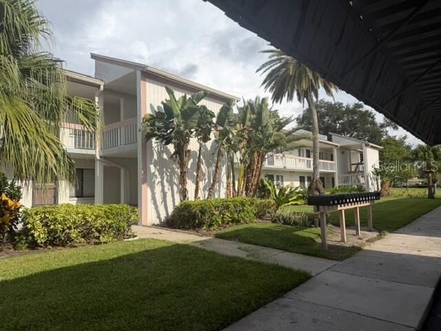 Property Photo:  105 Lakeview Way 105  FL 34677 