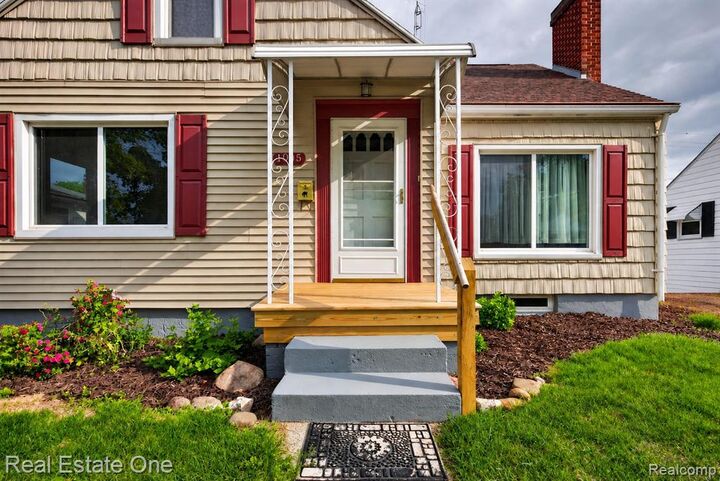 Property Photo:  1915 Tuscola Street  MI 48503 2125 