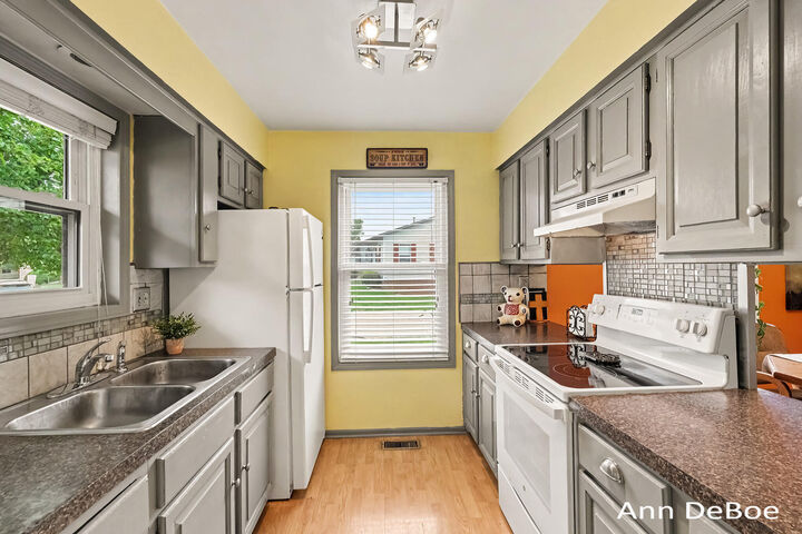 Property Photo:  3250 Oxford Drive SE  MI 49512 
