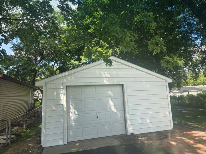 Property Photo:  379 E Lincoln Street  IL 60178 