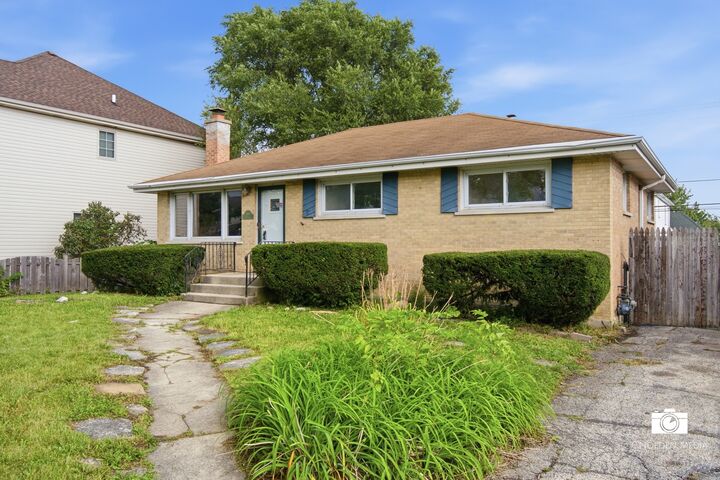 Property Photo:  599 N Willow Road  IL 60126 