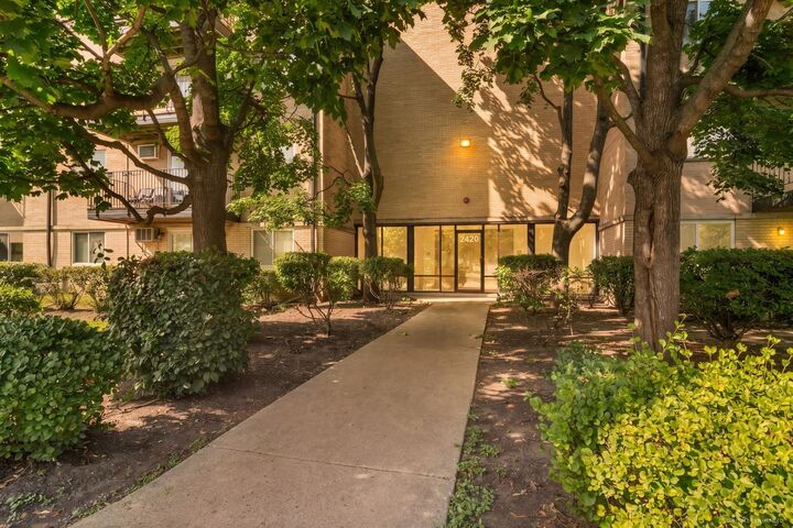 Property Photo:  2420 E Brandenberry Court 1L  IL 60004 