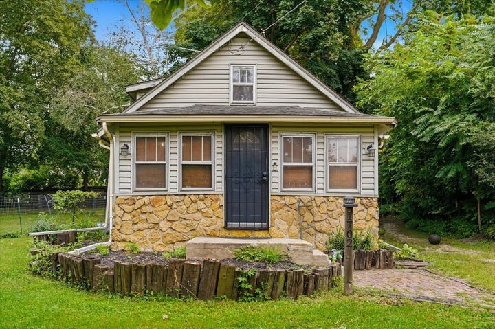 Property Photo: 1702 W 3rd Street IL 61081