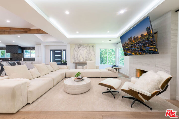 Property Photo:  15710 Hartsook Street  CA 91436 