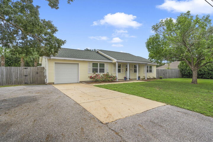 Property Photo:  1462 Central Parkway  FL 32563 