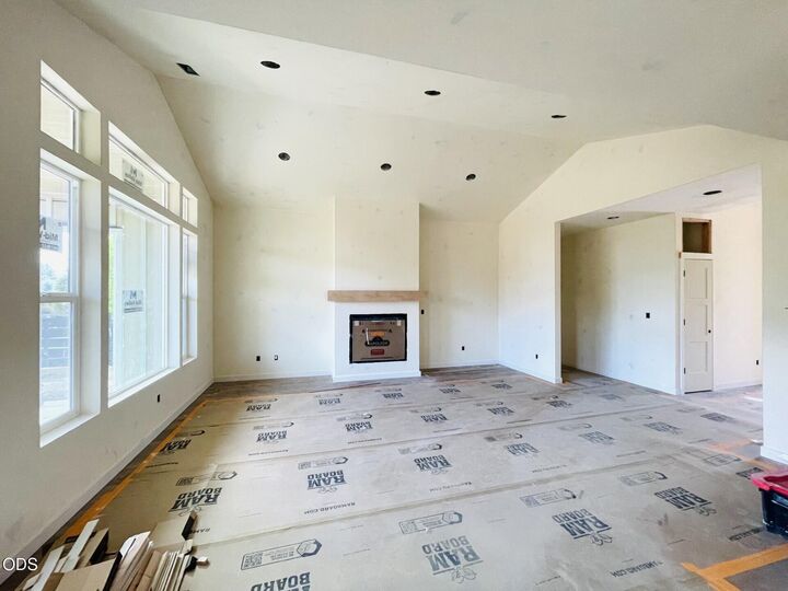 Property Photo: 351 E Diamond Peak Avenue OR 97759