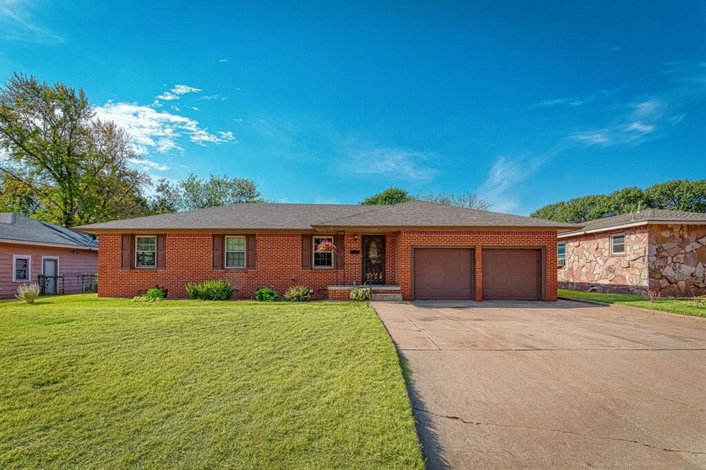 Property Photo:  328 W Country Club Boulevard  OK 73644 
